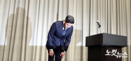 고개 숙인 정용진 회장