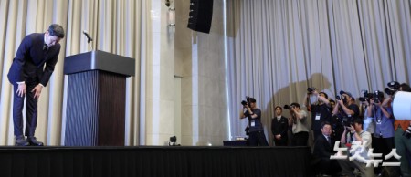 고개 숙여 사과하는 정용진 신세계그룹 회장
