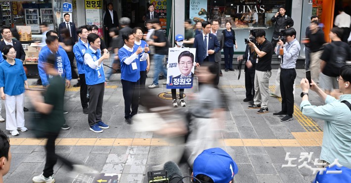 정청래 더불어민주당 대표와 정원오 서울시장 후보가 26일 서울 영등포구 여의도역 5번 출구 앞에서 출근길 시민들에게 인사하며 지지를 호소하고 있다.