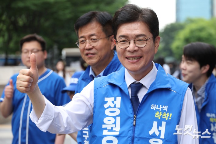 정원오 더불어민주당 서울시장 후보가 26일 서울 영등포구 여의도역 5번 출구 앞에서 출근길 시민들에게 인사하며 지지를 호소하고 있다.