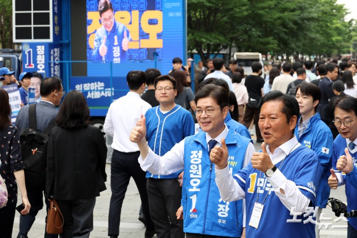 정청래 더불어민주당 대표와 정원오 서울시장 후보가 26일 서울 영등포구 여의도역 5번 출구 앞에서 출근길 시민들에게 인사하며 지지를 호소하고 있다.
