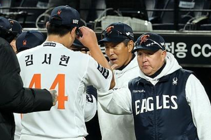 김서현 격려하는 김경문 한화 감독. 연합뉴스