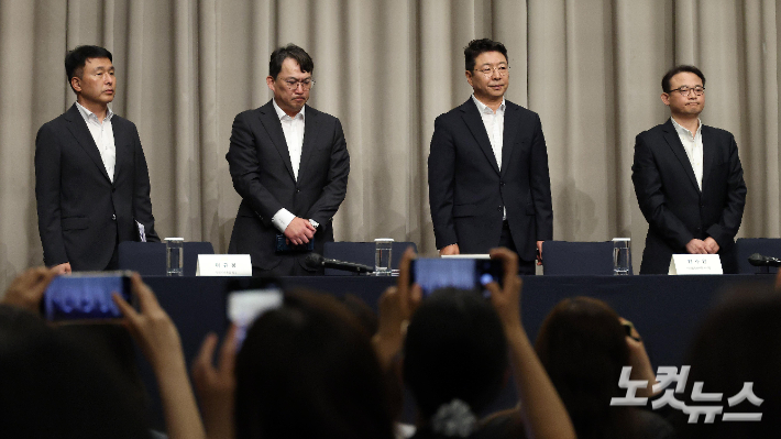 전상진 신세계그룹 경영총괄 부사장을 비롯한 임직원들이 26일 서울 강남구 조선팰리스에서 열린 스타벅스 '탱크데이' 사태 관련 대국민 사과 기자회견에서 진상조사 결과를 발표하고 있다. 박종민 기자