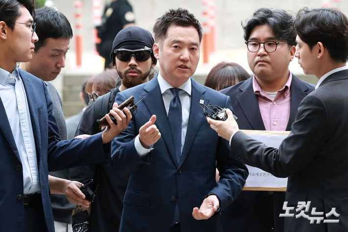배우 김수현의 명예를 훼손한 혐의를 받는 김세의 가로세로연구소 대표가 26일 오전 서울 서초구 서울중앙지방법원에서 열린 구속 전 피의자 심문(영장실질심사)에 출석하고 있다.