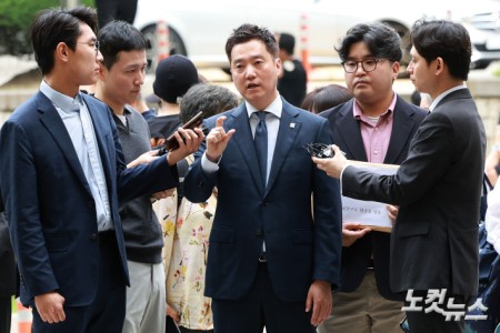 배우 김수현의 명예를 훼손한 혐의를 받는 김세의 가로세로연구소 대표가 26일 오전 서울 서초구 서울중앙지방법원에서 열린 구속 전 피의자 심문(영장실질심사)에 출석하고 있다.