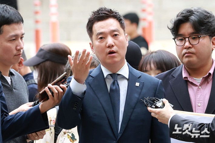배우 김수현의 명예를 훼손한 혐의를 받는 김세의 가로세로연구소 대표가 26일 오전 서울 서초구 서울중앙지방법원에서 열린 구속 전 피의자 심문(영장실질심사)에 출석하고 있다.