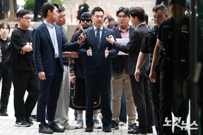 배우 김수현의 명예를 훼손한 혐의를 받는 김세의 가로세로연구소 대표가 26일 오전 서울 서초구 서울중앙지방법원에서 열린 구속 전 피의자 심문(영장실질심사)에 출석하고 있다.