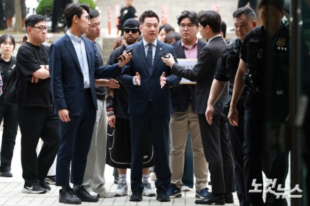 배우 김수현의 명예를 훼손한 혐의를 받는 김세의 가로세로연구소 대표가 26일 오전 서울 서초구 서울중앙지방법원에서 열린 구속 전 피의자 심문(영장실질심사)에 출석하고 있다.