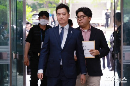 배우 김수현의 명예를 훼손한 혐의를 받는 김세의 가로세로연구소 대표가 26일 오전 서울 서초구 서울중앙지방법원에서 열린 구속 전 피의자 심문(영장실질심사)에 출석하고 있다.