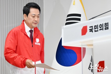 기자회견 위해 단상으로 이동하는 장동혁 대표