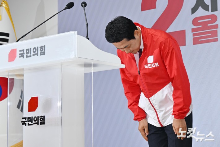 고개숙여 인사하는 장동혁 대표