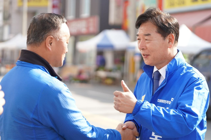 오중기 더불어민주당 경북지사 후보가 지지자와 인사를 하고 있다. 오중기 후보 캠프 제공