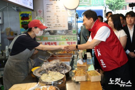 오세훈 국민의힘 서울시장 후보가 26일 서울 마포구 망원시장을 순회하며 시장 상인들과 만나고 있다.