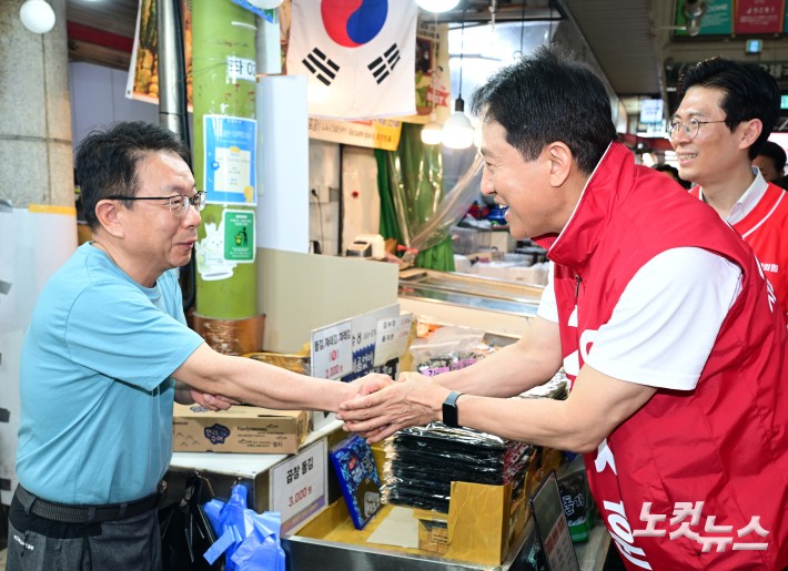 오세훈 국민의힘 서울시장 후보가 26일 서울 마포구 망원시장을 찾아 상인들과 인사하고 있다. 2026. 5. 26