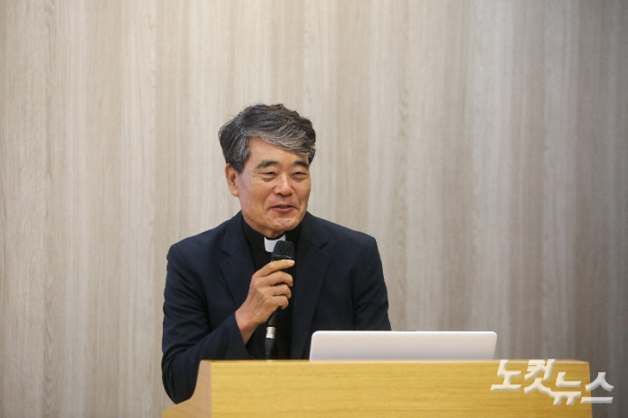 신임 회장으로 선출된 노기보 신부가 전북인권선교협의회 정기총회에서 취임사를 전하고 있다. 최화랑 기자