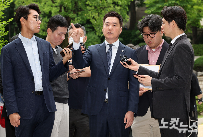 배우 김수현의 명예를 훼손한 혐의를 받는 김세의 가로세로연구소 대표가 26일 오전 서울 서초구 서울중앙지방법원에서 열린 구속 전 피의자 심문(영장실질심사)에 출석하고 있다. 류영주 기자