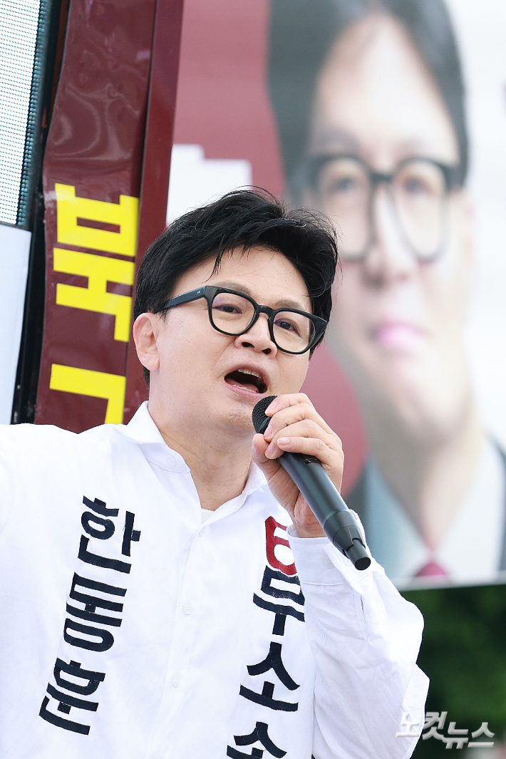 한동훈 부산 북구갑 국회의원 보궐선거 무소속 후보가 22일 오전 부산 북구 구남교차로에서 출근길 시민들에게 인사하며 지지를 호소하고 있다. 부산=류영주 기자