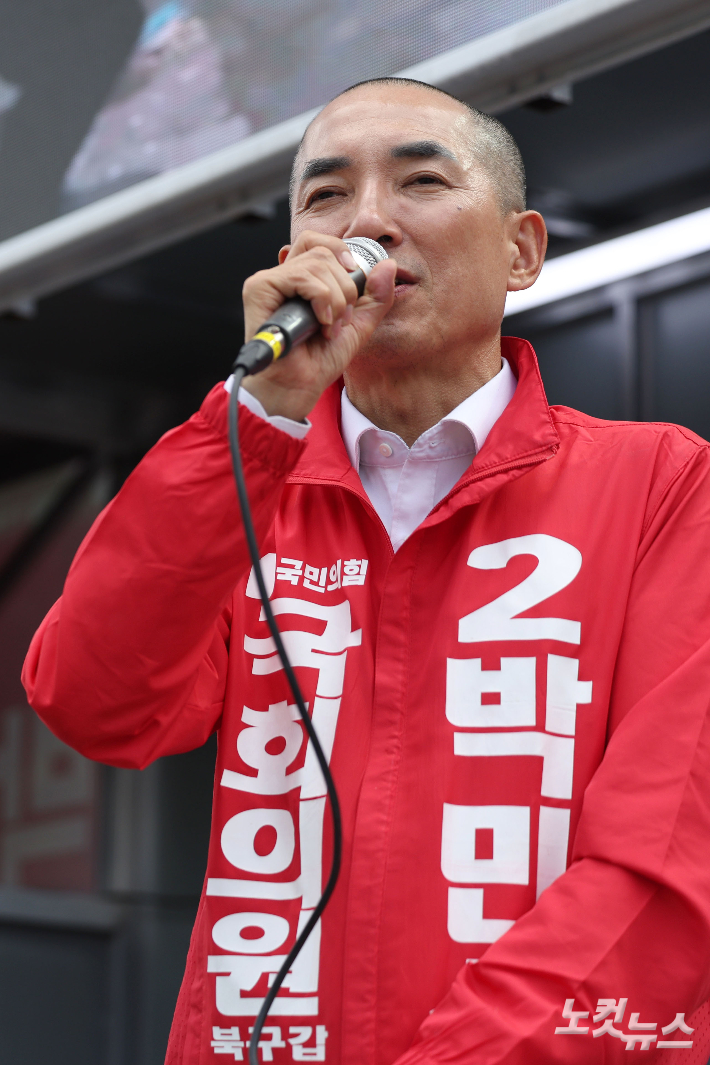 박민식 국민의힘 부산 북구갑 국회의원 보궐선거 후보가 22일 부산 북구 신만덕교차로 일대에서 지지를 호소하고 있다. 부산=류영주 기자
