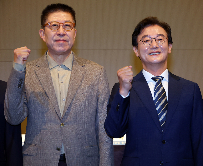 더불어민주당 전재수 부산시장 후보와 국민의힘 박형준 부산시장 후보가 26일 오전 부산 해운대구 동서대학교 센텀캠퍼스에서 열린 관훈클럽·부산일보 주최 관훈토론회에서 파이팅을 하며 기념 촬영을 하고 있다. 연합뉴스