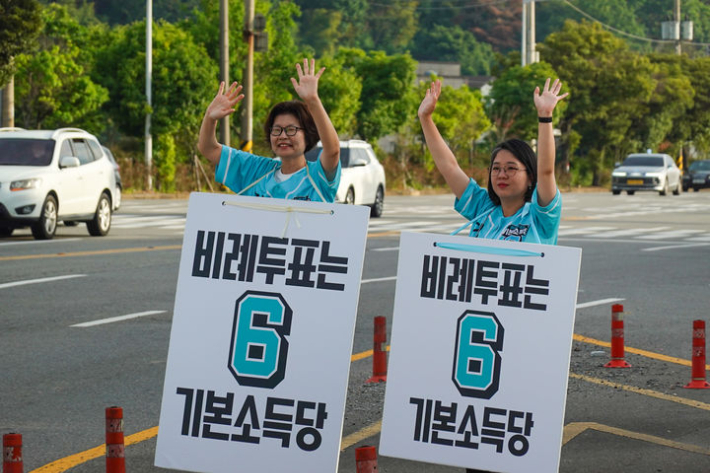 용혜인 기본소득당 대표가 26일 여수에서 출근길 인사를 하고 있다. 기본소득당 제공 