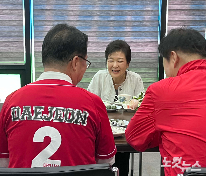 박근혜 전 대통령이 25일 국민의힘 이장우 대전시장 후보 사무소를 방문했다. 정세영 기자