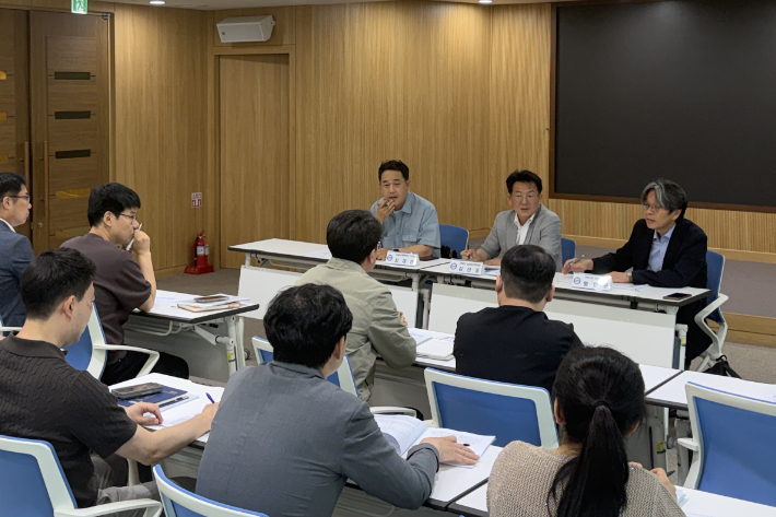 전북도는 26일 농어촌 기본소득 공모 담당 시군 공무원과 현장 전문가 등 20여 명이 참석한 가운데 심사 대비 컨설팅을 열었다. 전북도 제공