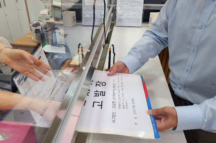 강삼영 강원특별자치도교육감 선거 후보자에 대한 공직선거법 위반 혐의 고발장 제출하는 신경호 후보 캠프 관계자. 신경호 후보 캠프 제공