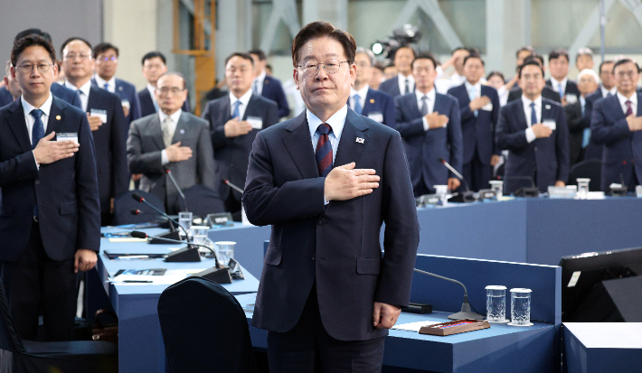 이재명 대통령이 26일 경남 창원시 진해구에서 열린 제1회 미래국방전략위원회에서 국민의례를 하고 있다. 연합뉴스