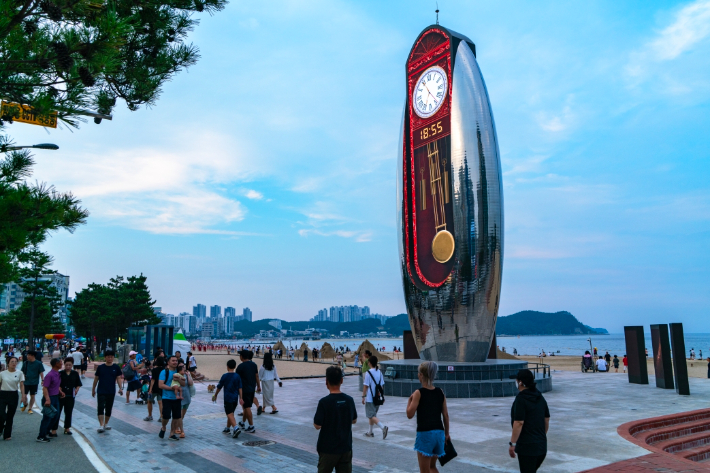 포항 대표 관광지 모습을 담은 포항시 관광사진공모전 당선작. 영일대 해수욕장 시계탑 전경(입선-임성화-만남의장소). 포항시 제공