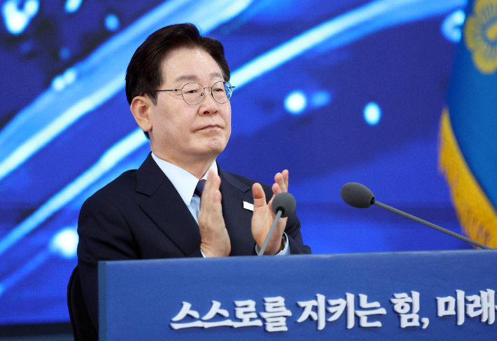 이재명 대통령이 26일 경남 창원시 진해구에서 열린 제1회 미래국방전략위원회에서 핵추진잠수함 개발 기본계획 영상 시청 후 박수치고 있다. 연합뉴스