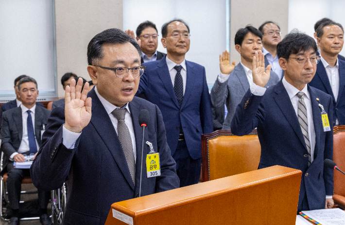 김성보 서울시장 권한대행이 26일 국회에서 행정안전위원회 전체 회의에서 이날 증인을 대표해 선서하고 있다. 연합뉴스