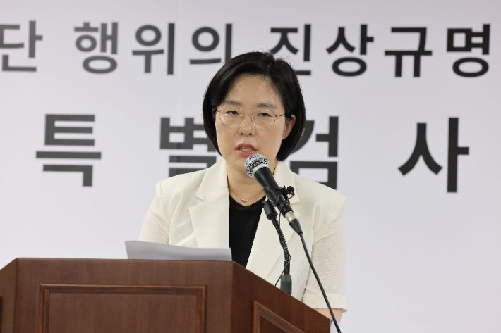 권창영 2차 종합특별검사팀 김지미 특검보가 26일 과천 특검사무실에서 수사 관련 사항 등을 브리핑하고 있다. 연합뉴스