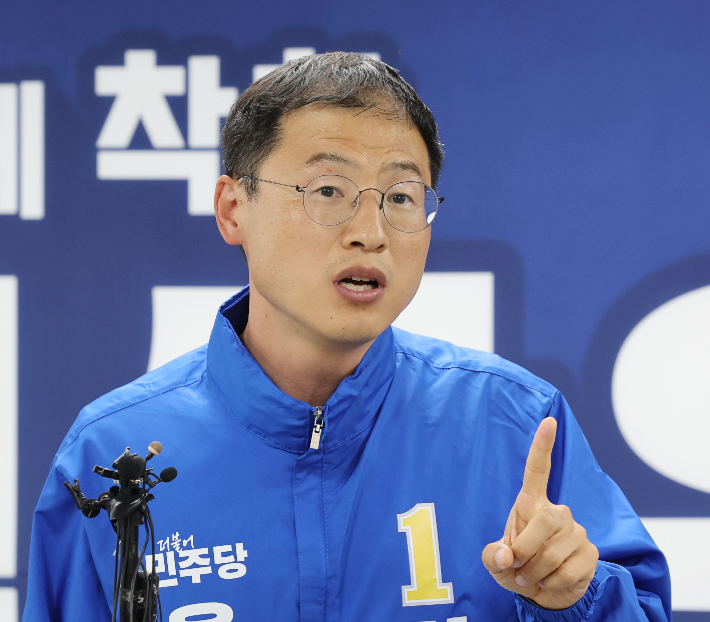 더불어민주당 김상욱 울산시장 후보는 26일 울산시 남구 선거사무소에서 기자회견을 열고 진보당과의 단일화 여론조사를 새롭게 실시할 것을 제안했다. 연합뉴스