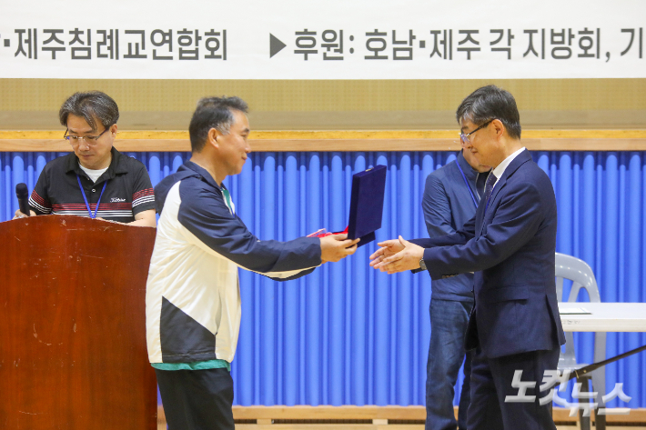 호남·제주침례교연합회 회장 장길현 목사가 편용범 목사에게 공로패를 전달하고 있다. 최화랑 기자