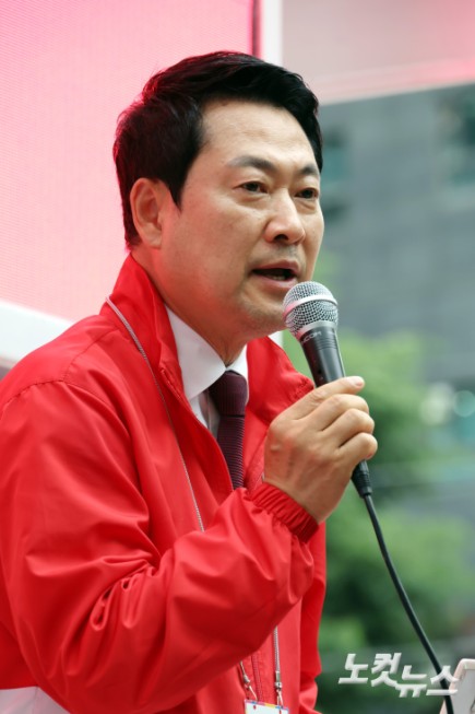 장동혁 국민의힘 대표가 26일 서울 마포구 경의선숲길에서 유권자들에게 지지를 호소하고 있다.