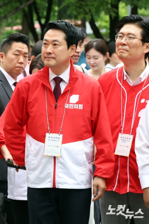 장동혁 국민의힘 대표가 26일 서울 마포구 경의선숲길에서 거리유세를 준비하고 있다.