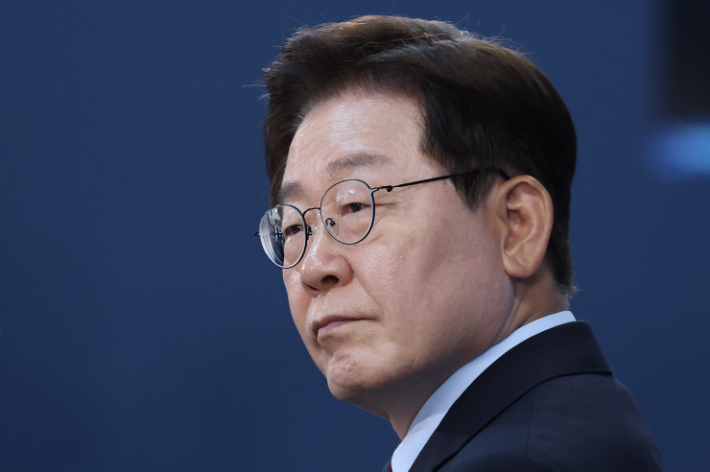 이재명 대통령이 26일 경남 창원시 진해구에서 열린 제1회 미래국방전략위원회에서 참석자 발언을 듣고 있다. 연합뉴스