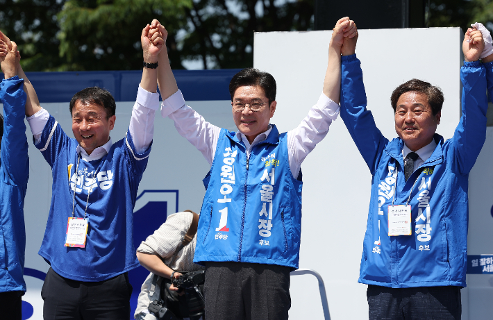 더불어민주당 정원오 서울시장 후보(가운데)가 24일 서울 광진구 서울어린이대공원에서 열린 선거유세에서 한병도 원내대표(왼쪽)와 함께 지지를 호소하고 있다. 연합뉴스