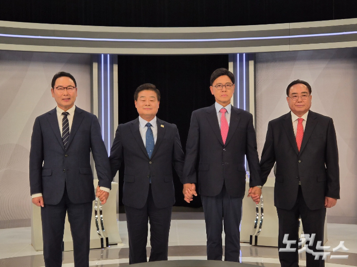 충남교육감 선거에 출마한 후보자들이 토론회 전 손을 잡고 기념촬영을 하고 있다. 왼쪽부터 김영춘 후보, 이병도 후보, 이명수 후보, 이병학 후보. 김정남 기자