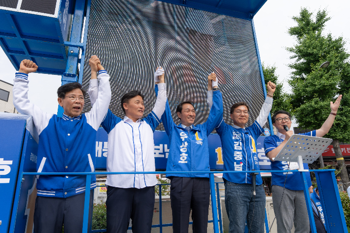 26일 오후 강릉 옥천오거리에서 유세를 하고 있는 더불어민주당 우상호 강원도지사 후보와 김중남 강릉시장 후보. 우 후보 캠프 제공 