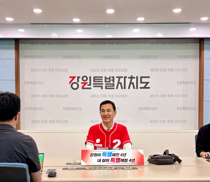 26일 오전 강원도청 브리핑룸에서 기자간담회를 하고 있는 국민의힘 김진태 강원도지사 후보. 김 후보 캠프 제공