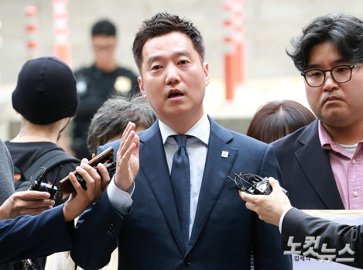 배우 김수현의 명예를 훼손한 혐의를 받는 김세의 가로세로연구소 대표가 26일 오전 서울 서초구 서울중앙지방법원에서 열린 구속 전 피의자 심문(영장실질심사)에 출석하고 있다. 류영주 기자