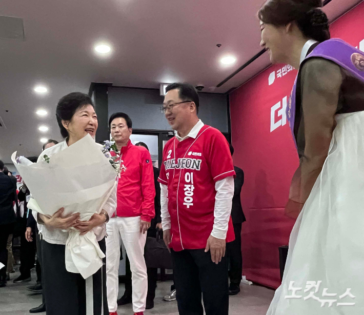 박근혜, 국민의힘 이장우 대전시장 후보 사무소 방문. 정세영 기자