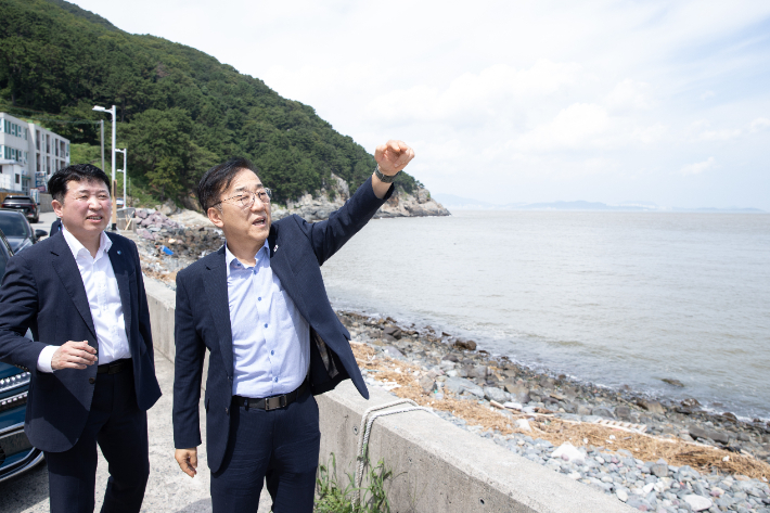 김윤덕 국토부 장관이 가덕도신공항 예정부지를 둘러보고 있다.  국토교통부 제공