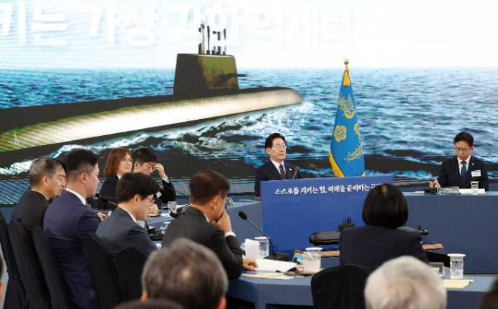 이재명 대통령이 26일 경남 창원시 진해구에서 열린 제1회 미래국방전략위원회에서 안규백 국방부 장관의 핵추진잠수함 개발 기본계획 보고를 듣고 있다. 연합뉴스
