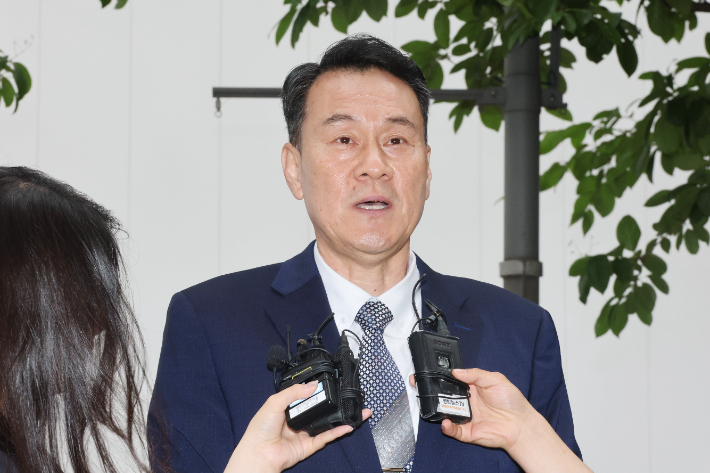 김명수 전 합동참모본부 의장이 내란중요임무종사 등 혐의 피의자 조사를 받기 위해 27일 경기도 과천 2차종합특검에 출석하며 발언하고 있다. 연합뉴스