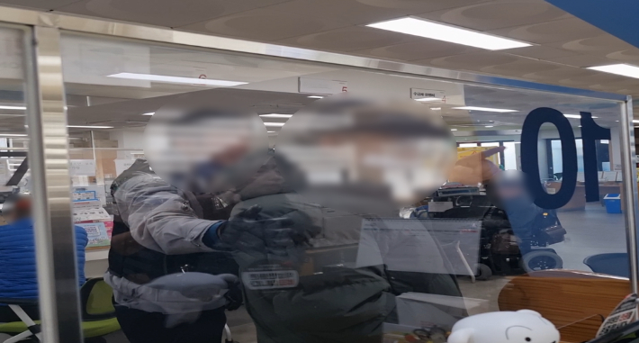 경찰이 부산 한 행정복지센터에서 악성 민원인 A씨를 제지하는 모습. 부산경찰청 제공