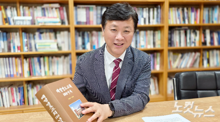 제일영도교회 100년사를 설명하고 있는 강화구 담임목사. 이강현 기자