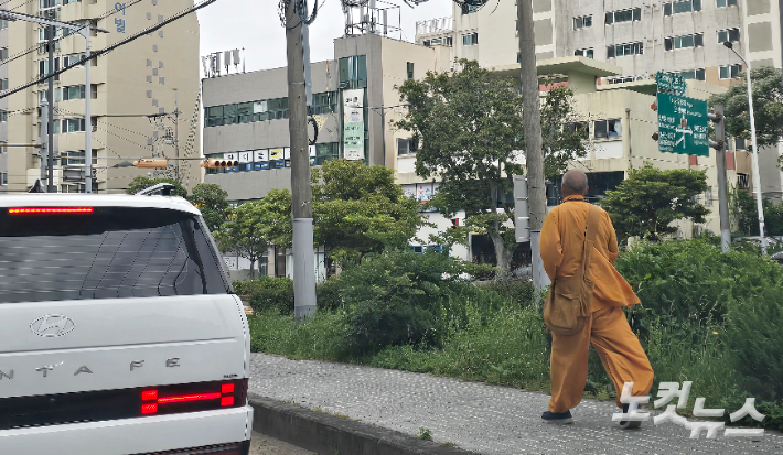 지난 22일 오후 4시쯤 제주시 연동 한 거리에서 목격된 남방불교식 승려복 차림의 남성. 이창준 기자