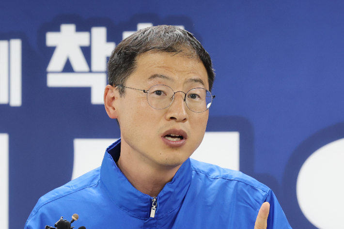 취재진 질문에 답하는 김상욱 후보. 연합뉴스